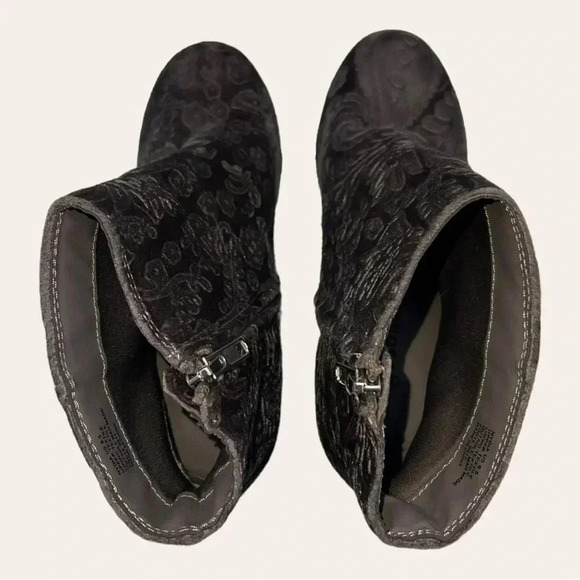 Women’s ZIGISOHO‎ EMBOSSED VELVET NYGIA ANKLE BOOTS SIZE 6.5 GRAY IN COLOR - Picture 5 of 10